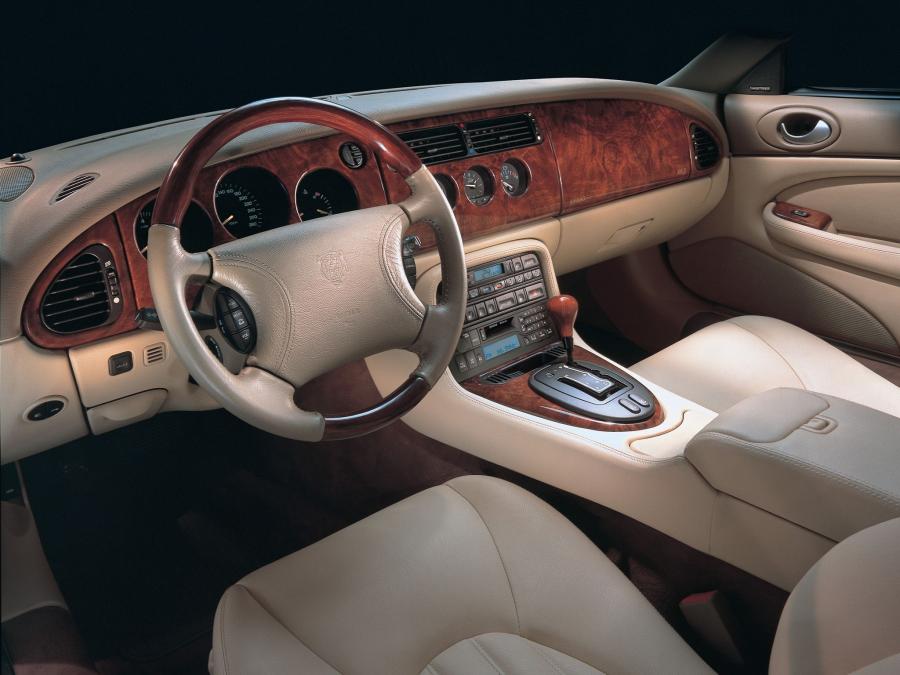 Торпедо Jaguar XK8 Coupe 1996 года  (фото 10 из 26)